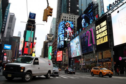 Anuncio con "Es hora de que Internet hable catalán" que se exhibe en Times Square de Nueva York